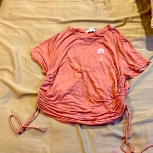 It’s pink size extra large it’s like a cropped tshirt